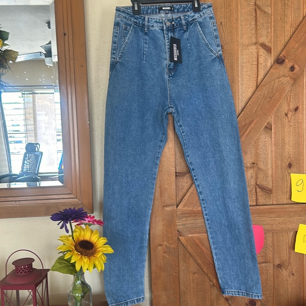 Women’s wrath pleat detail straight leg jeans